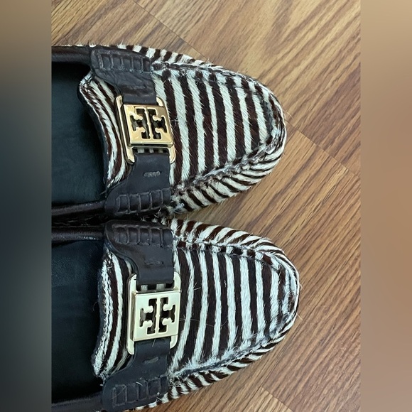 TORY BURCH Brown Ivory Zebra Stripe Loafer Moccasin Flats Gold Logo - US… - Picture 6 of 9